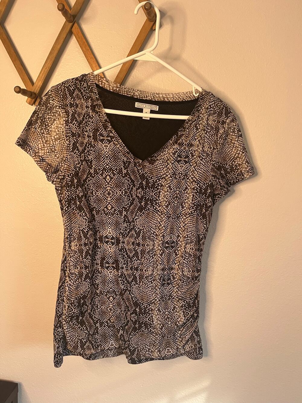 DANA BUCHMAN Snakeskin Print Mesh V-Neck Short Sleeve Top Women Size XL